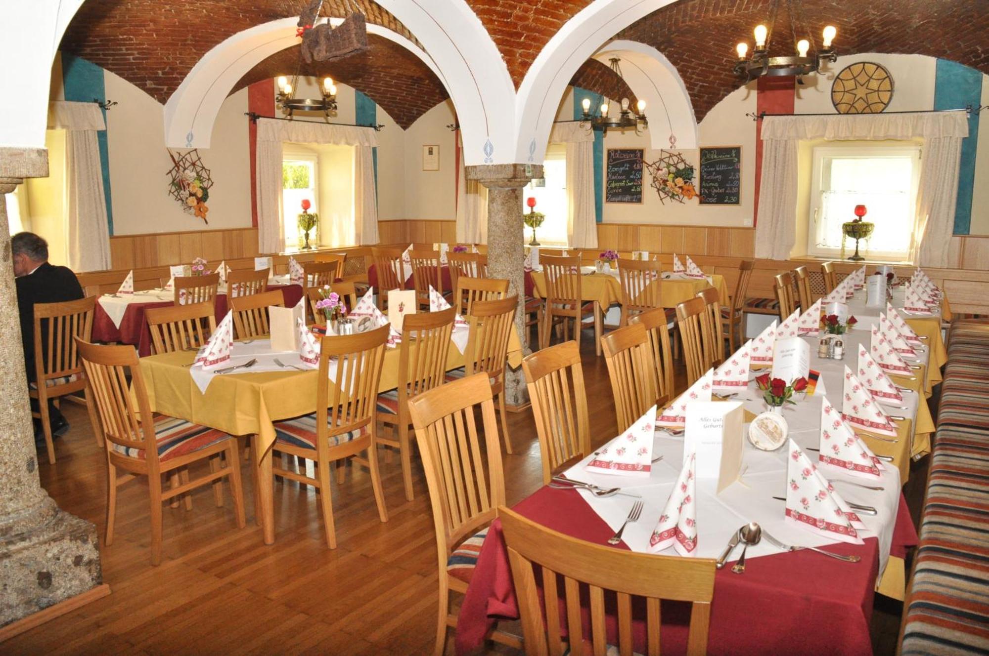 Stiftsgasthof Hochburg Dış mekan fotoğraf